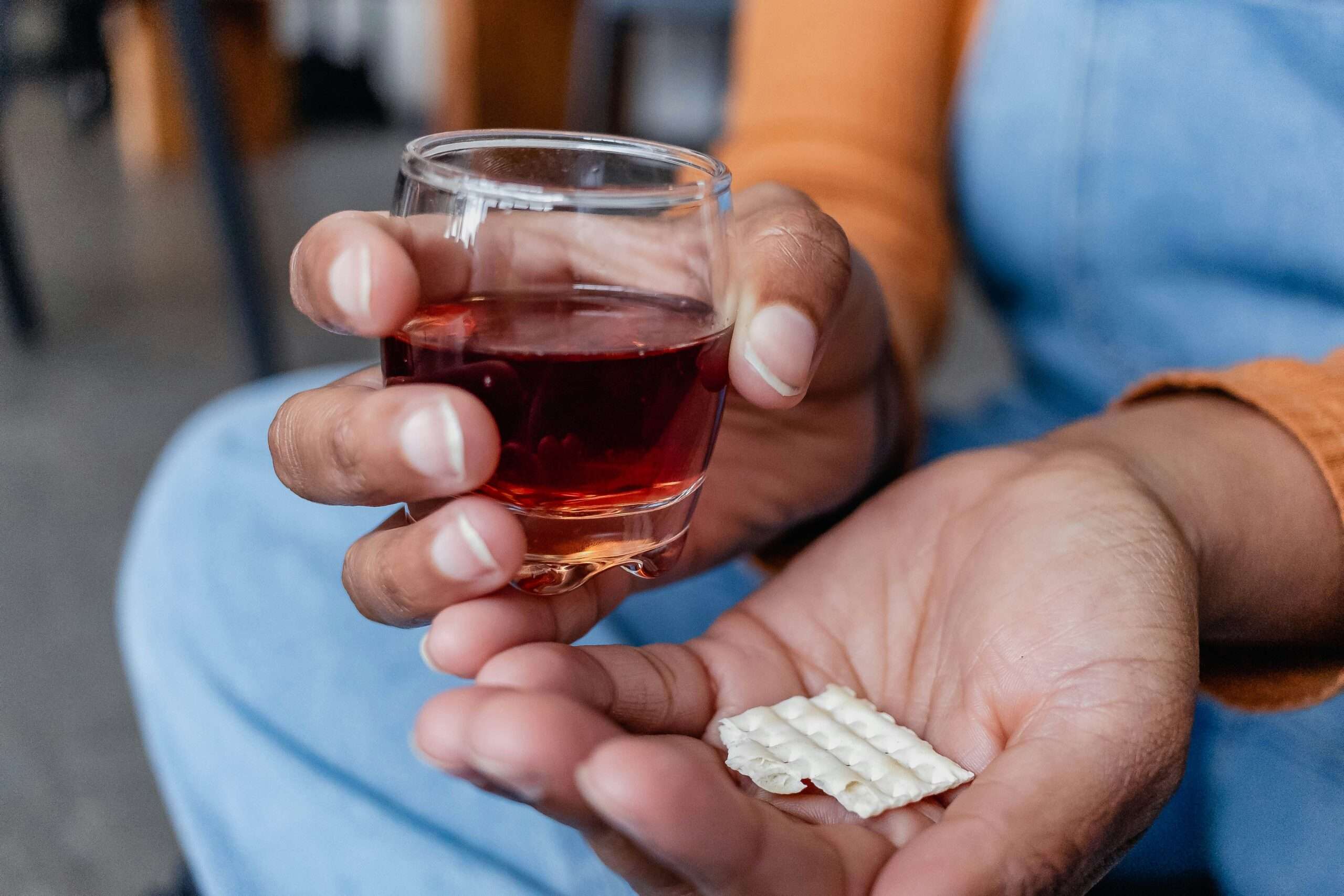 En mann bruker både valium og alkohol samtidig, men er ikke klar over risikoen det medfører.