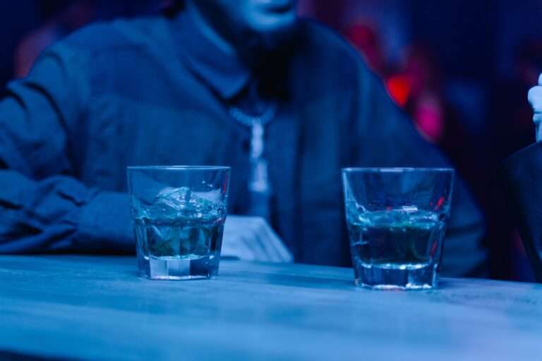 En mann bruker kokain og alkohol samtidig, men han vet ikke at det medfører livsfare. Han har krevende jobb og mye å miste.
