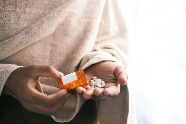 En kvinne tar tramadol og er usikker på om hun er avhengig av tramadol. Dermed søker hun opp vanlige tegn på tramadol avhengighet.